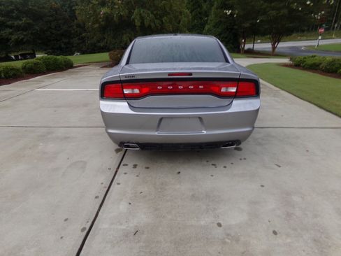 Used 2014 Dodge Charger SE RWD image 4