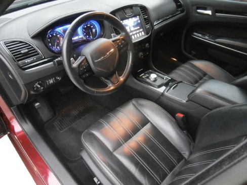 Used 2019 Chrysler 300 S image 9