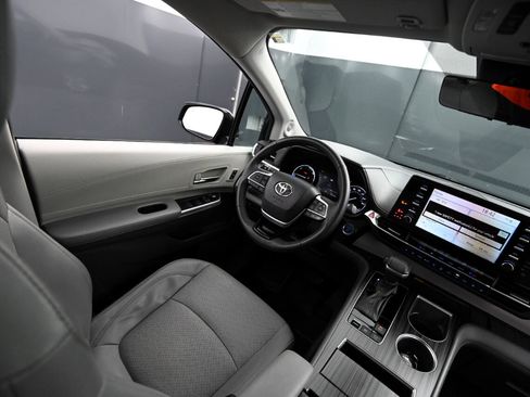 Used 2022 Toyota Sienna Limited image 25