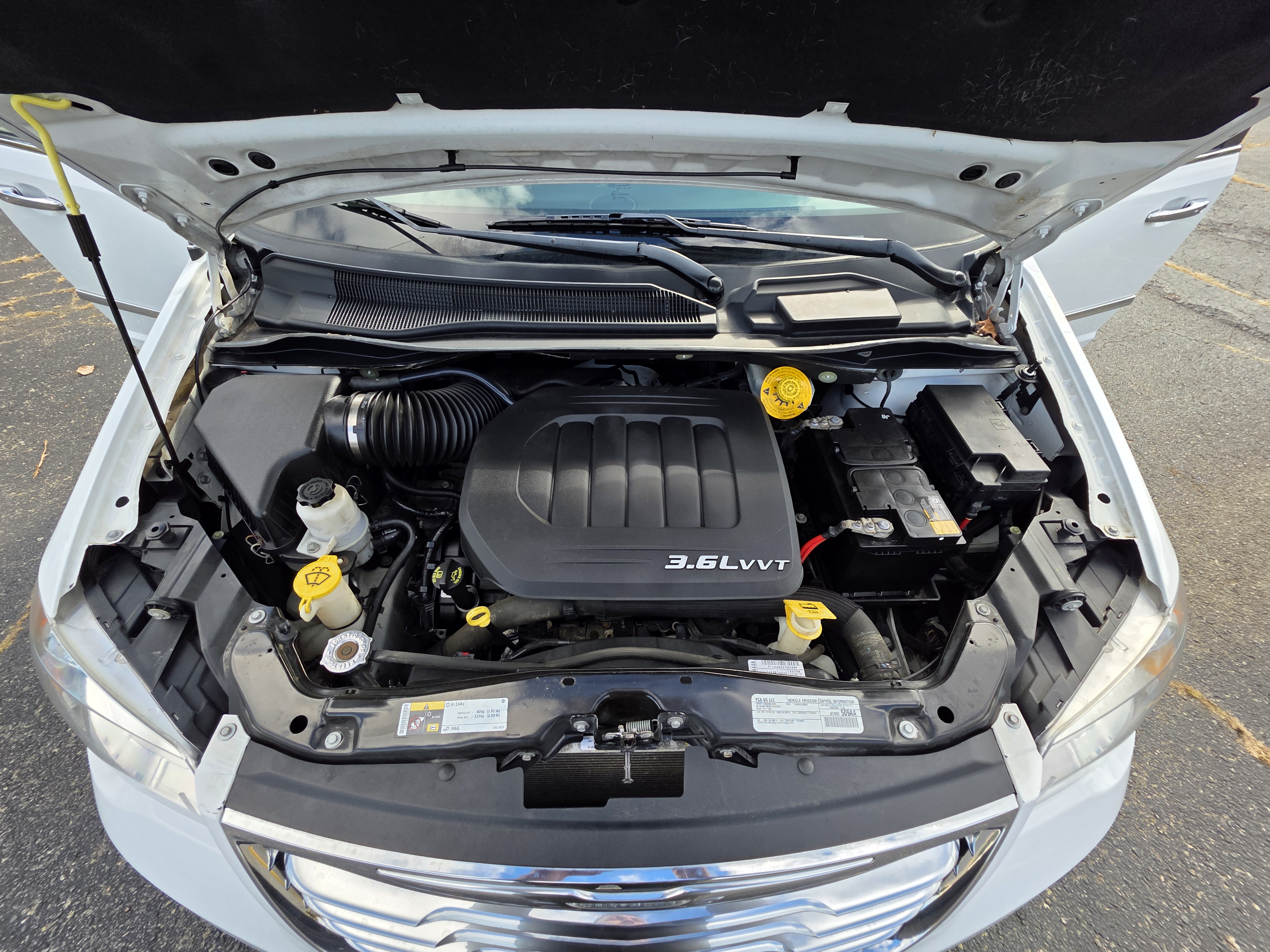 Used 2016 Chrysler Town & Country Touring FWD image 12