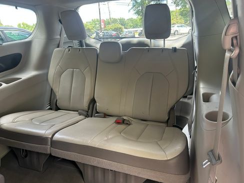 Used 2019 Chrysler Pacifica Touring-L Plus FWD image 24