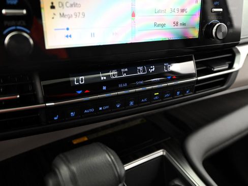 Used 2022 Toyota Sienna Limited image 36