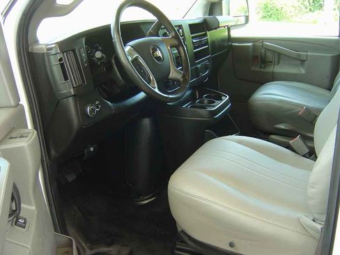 Used 2018 Chevrolet Express 2500 image 7