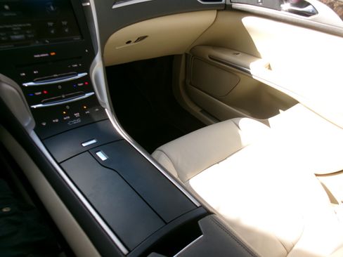 Used 2015 Lincoln MKZ image 16