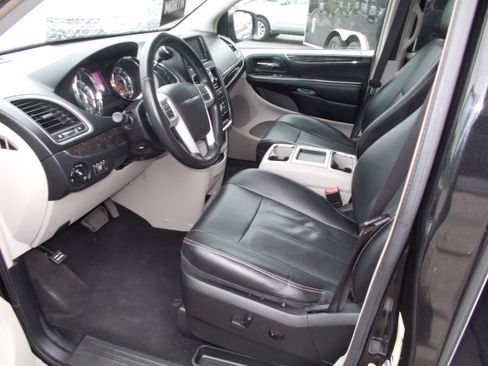 Used 2014 Chrysler Town & Country Touring-L image 10