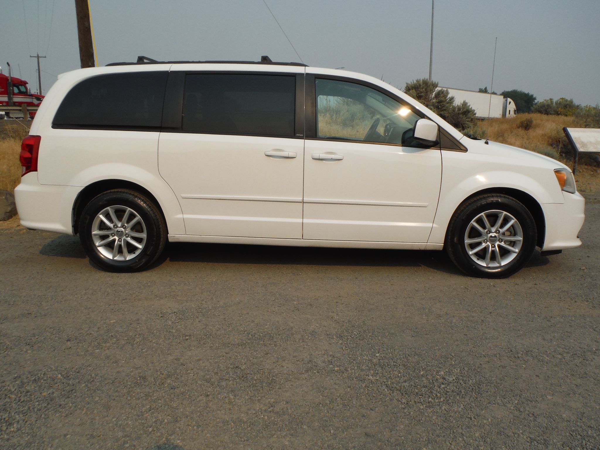 Used 2014 Dodge Grand Caravan SXT FWD image 3