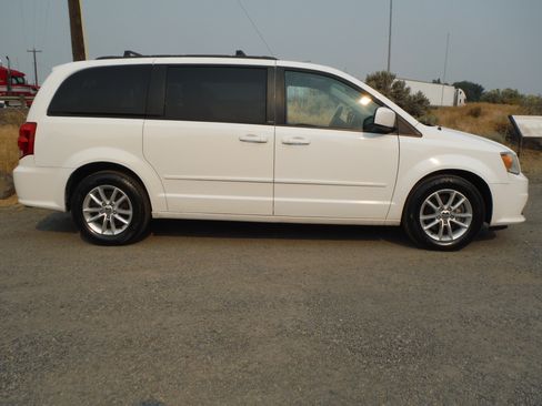 Used 2014 Dodge Grand Caravan SXT FWD image 3