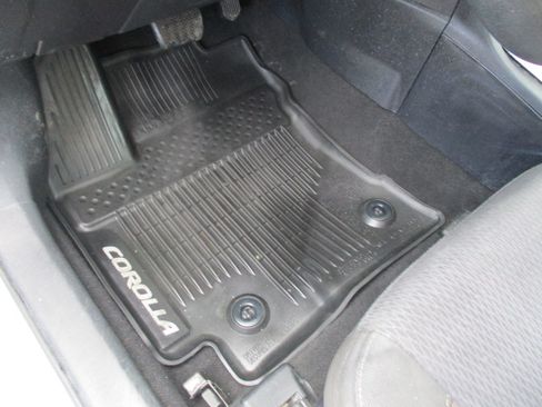 Used 2018 Toyota Corolla LE FWD image 12