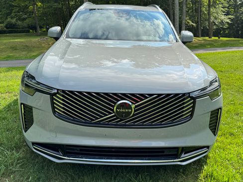 Used 2025 Volvo XC90 AWD B6 Plus image 3