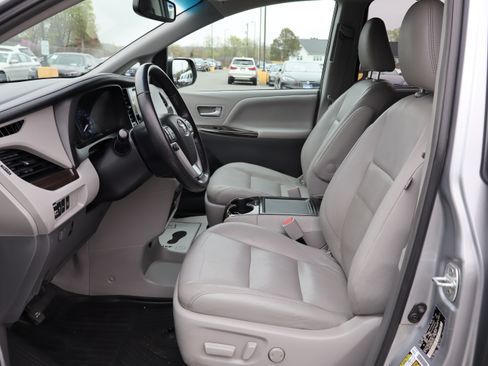 Used 2017 Toyota Sienna XLE image 13