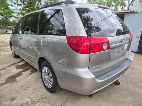 Used 2009 Toyota Sienna LE FWD image 3