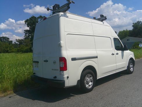 Used 2021 Nissan NV 2500 High Roof RWD image 2