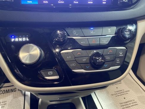 Used 2022 Chrysler Pacifica Touring-L FWD image 13