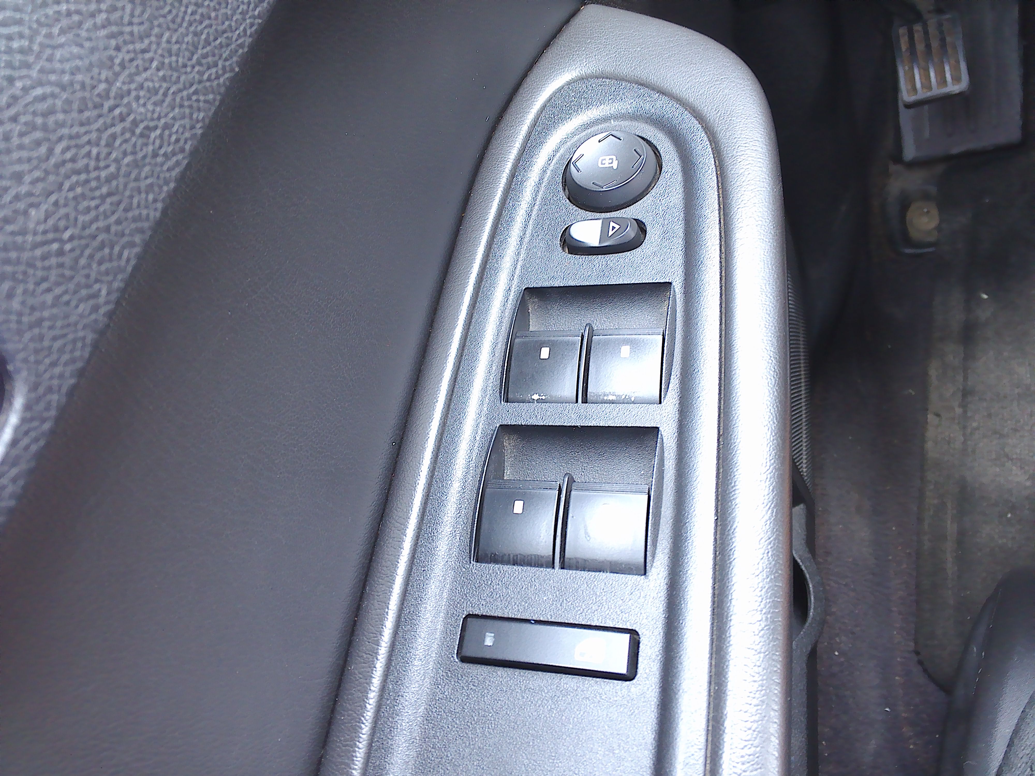 Used 2012 Chevrolet Traverse LT FWD image 24