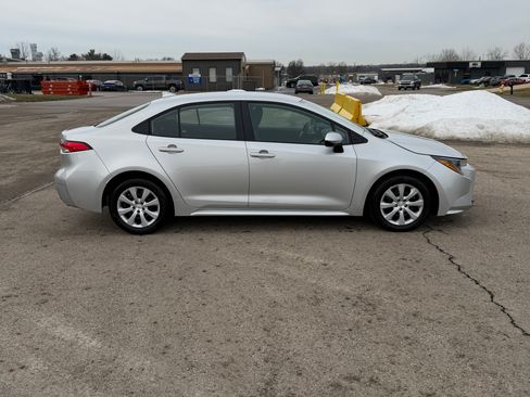 Used 2025 Toyota Corolla LE image 2