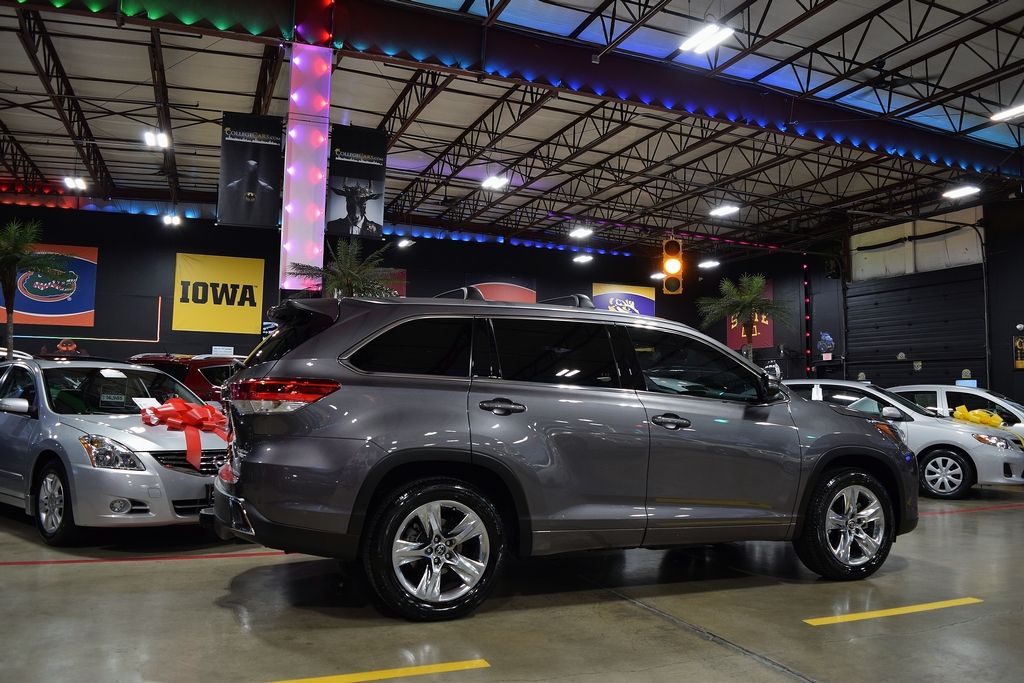 Used 2018 Toyota Highlander Limited V6 w/ 3rd Row FWD image 8