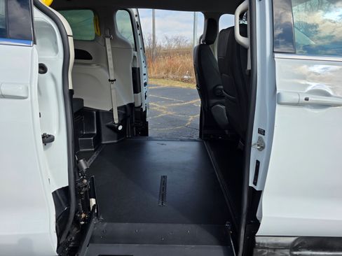 Used 2022 Chrysler Voyager LX image 19