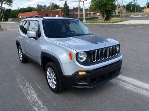 Used 2017 Jeep Renegade 4WD Latitude image 1