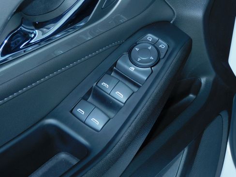 Used 2023 Chevrolet Traverse LT image 16