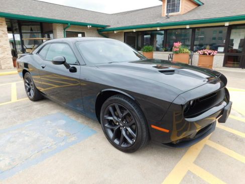 Used 2022 Dodge Challenger SXT RWD image 2