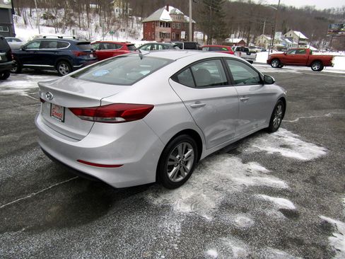 Used 2017 Hyundai Elantra SE image 6