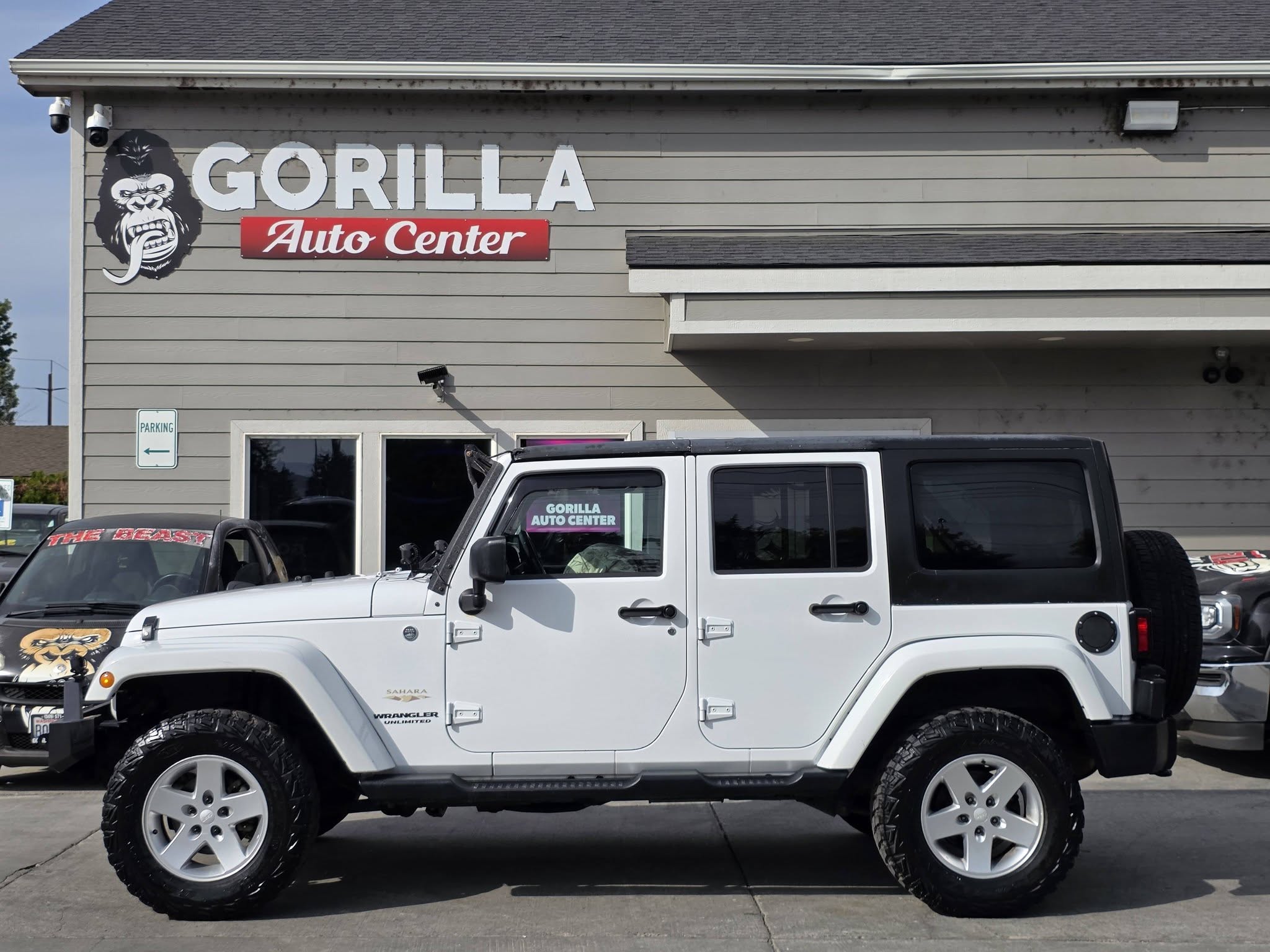 Used 2014 Jeep Wrangler 4WD Unlimited Sahara image 4