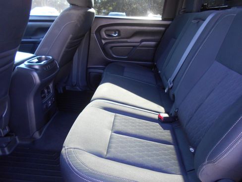 Used 2019 Nissan Titan SV image 7