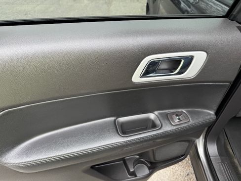 Used 2015 Ford Explorer XLT image 9