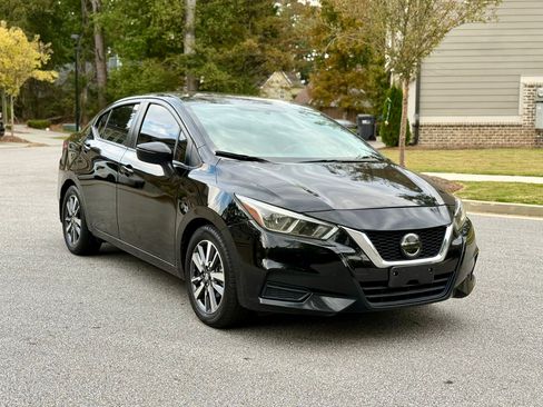 Used 2020 Nissan Versa SV image 3