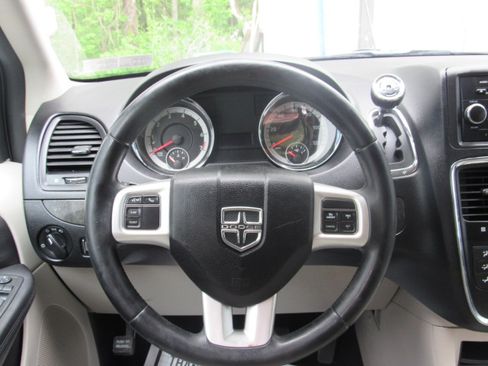 Used 2012 Dodge Grand Caravan SXT FWD image 18