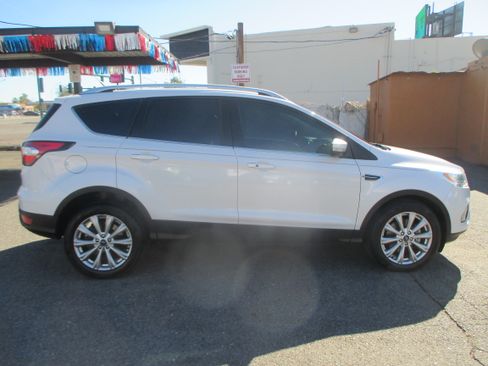Used 2017 Ford Escape Titanium image 2