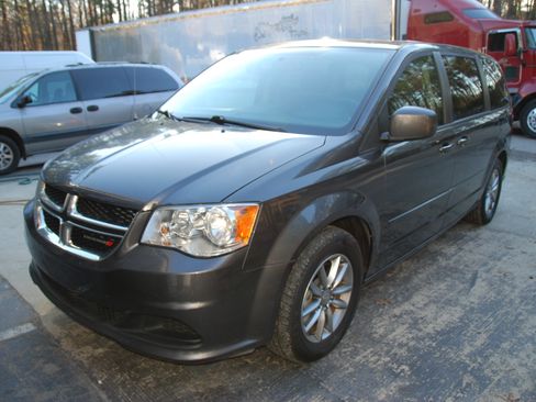 Used 2016 Dodge Grand Caravan image 2