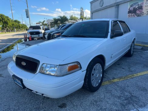 Used 2011 Ford Crown Victoria Police Interceptor image 4