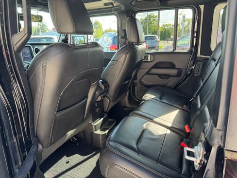 Used 2019 Jeep Wrangler 4WD Unlimited Sahara image 10