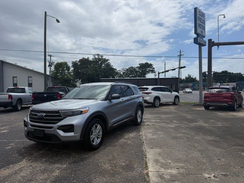 Used 2022 Ford Explorer 2WD XLT image 1