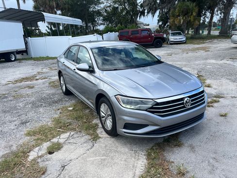 Used 2020 Volkswagen Jetta SE image 2