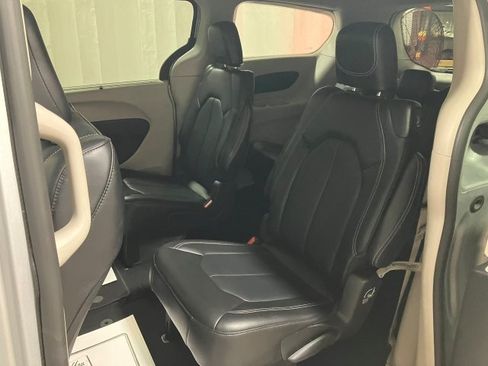 Used 2024 Chrysler Pacifica Touring-L image 17