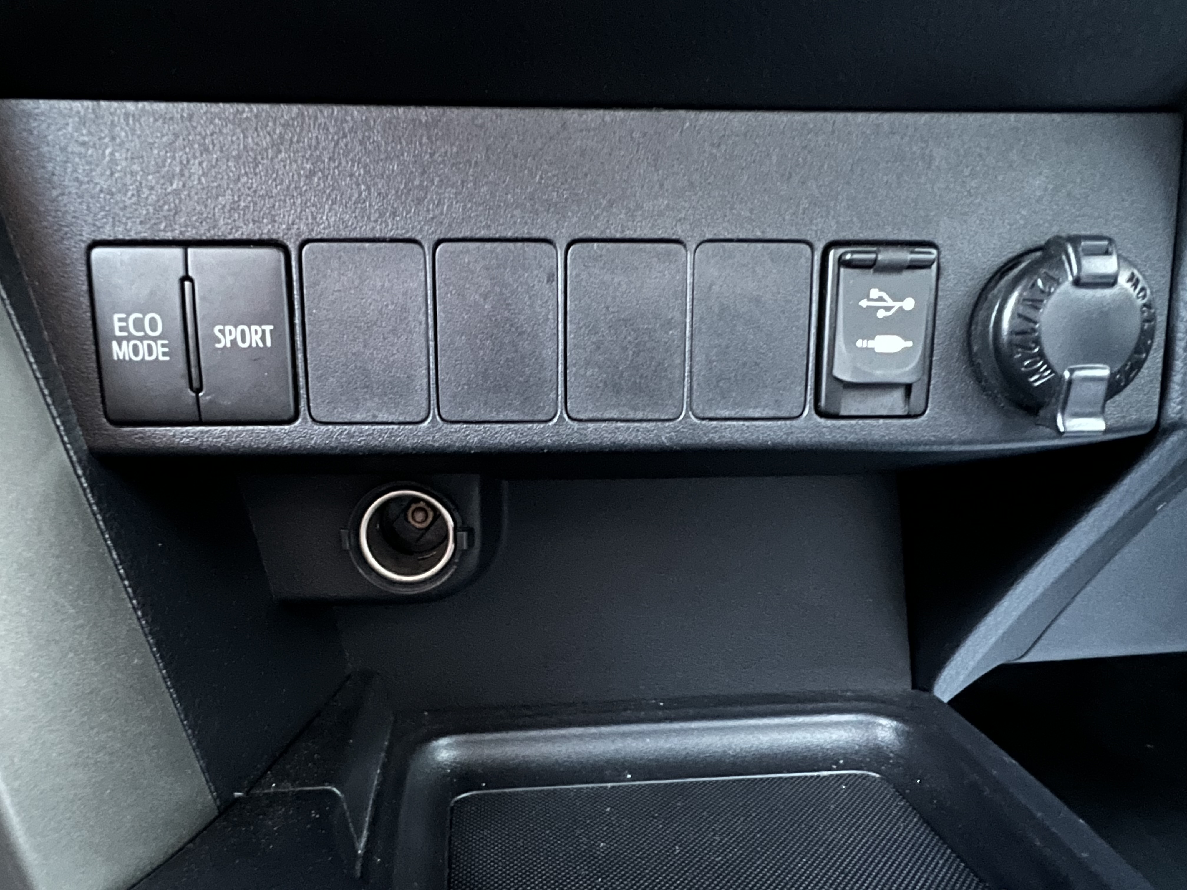 Used 2015 Toyota RAV4 AWD XLE image 16