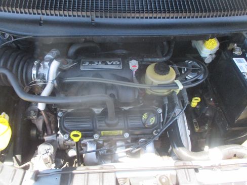 Used 2005 Chrysler Town & Country Limited FWD image 16