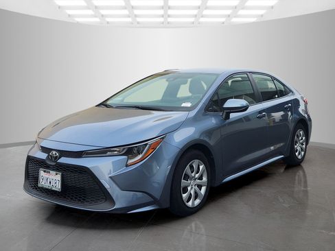 Used 2022 Toyota Corolla LE image 3