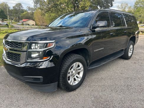 Used 2019 Chevrolet Suburban LT image 2