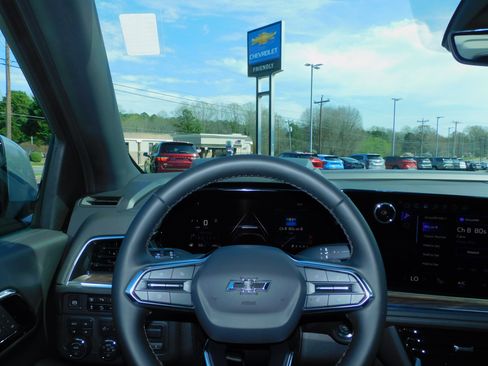 Used 2025 Chevrolet Tahoe Z71 image 2