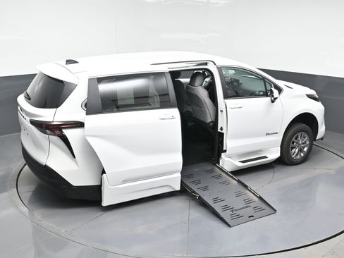 Used 2026 Toyota Sienna LE image 26