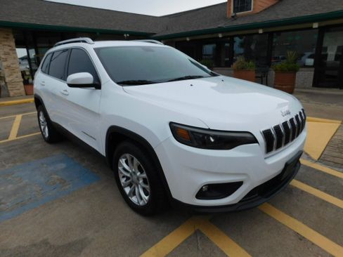 Used 2019 Jeep Cherokee FWD Latitude image 2