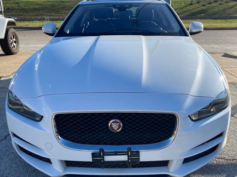 Used 2018 Jaguar XE Premium image 2