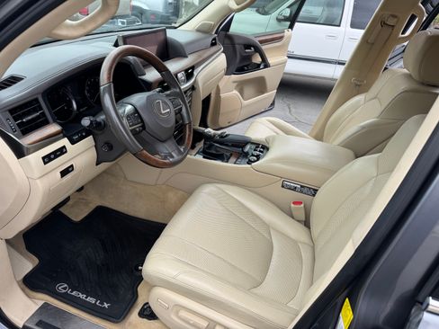 Used 2016 Lexus LX 570 image 18