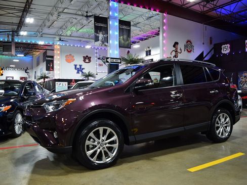 Used 2018 Toyota RAV4 FWD image 11