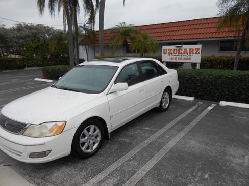 Used 2000 Toyota Avalon XLS image 1