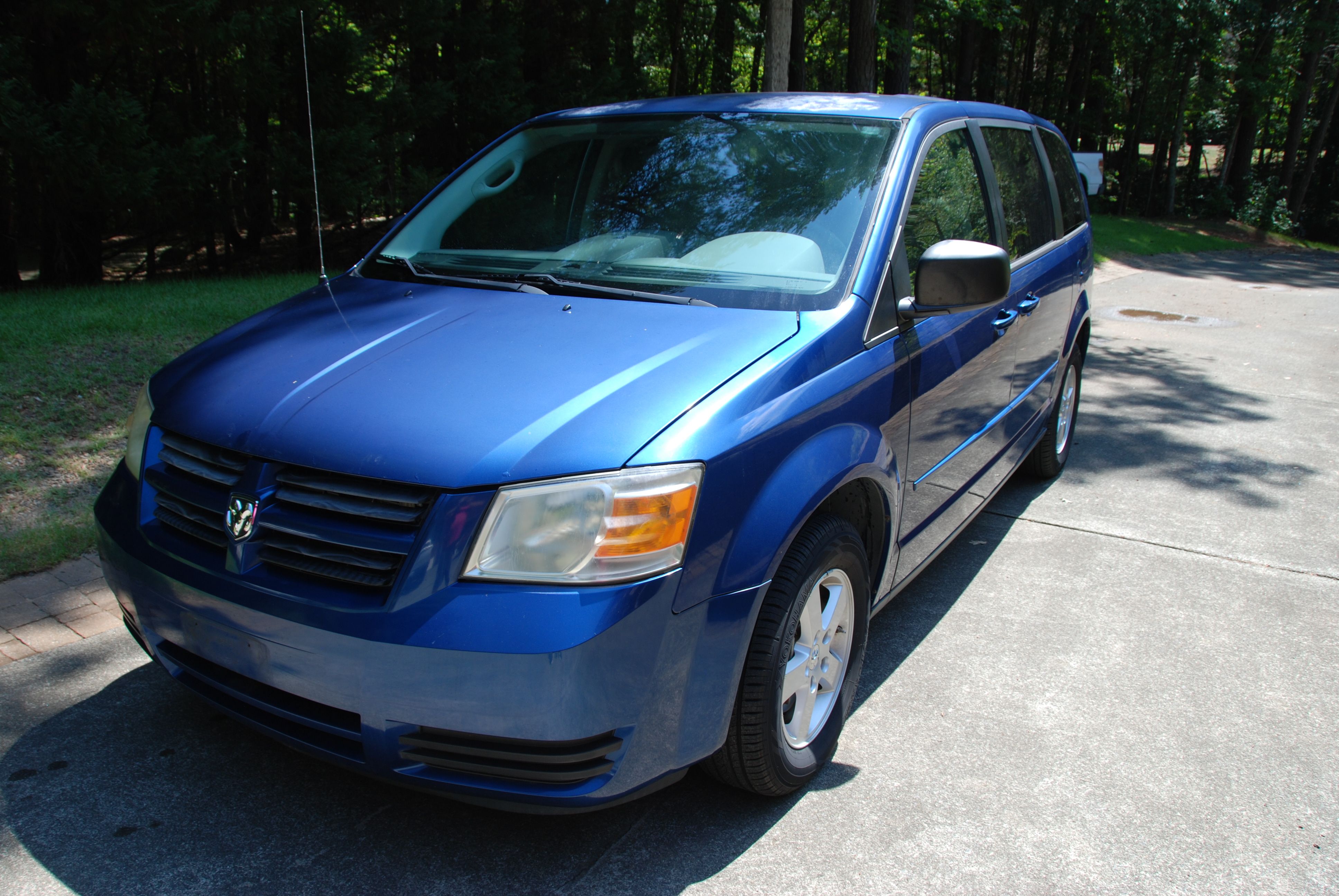 Used 2010 Dodge Grand Caravan SE FWD image 2