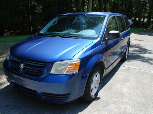 Used 2010 Dodge Grand Caravan SE FWD image 2